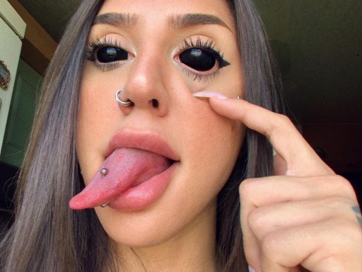 bakhar nabieva ojos tatuados lengua perforada