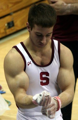 biceps enormes de gimnastas